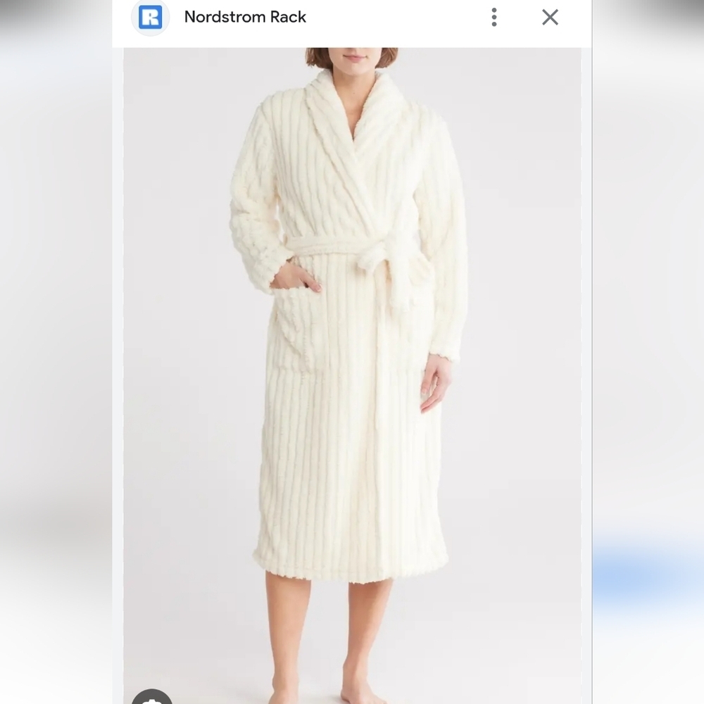 Nordstrom Cream Plush Robe  Medium Sold Out On Line Roll Collar And Pockets